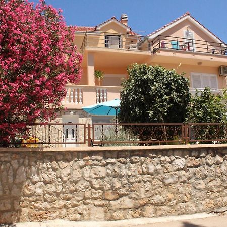 Apartman Tisno Luaran gambar