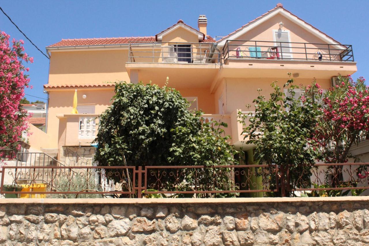 Apartman Tisno Luaran gambar