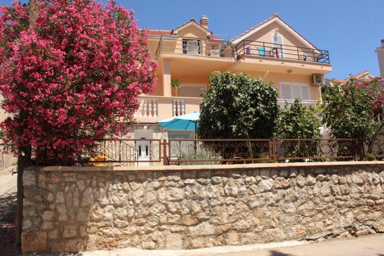 Apartman Tisno Luaran gambar